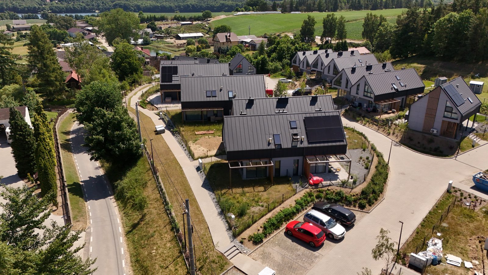 Widok z lotu ptaka na dom i osiedle