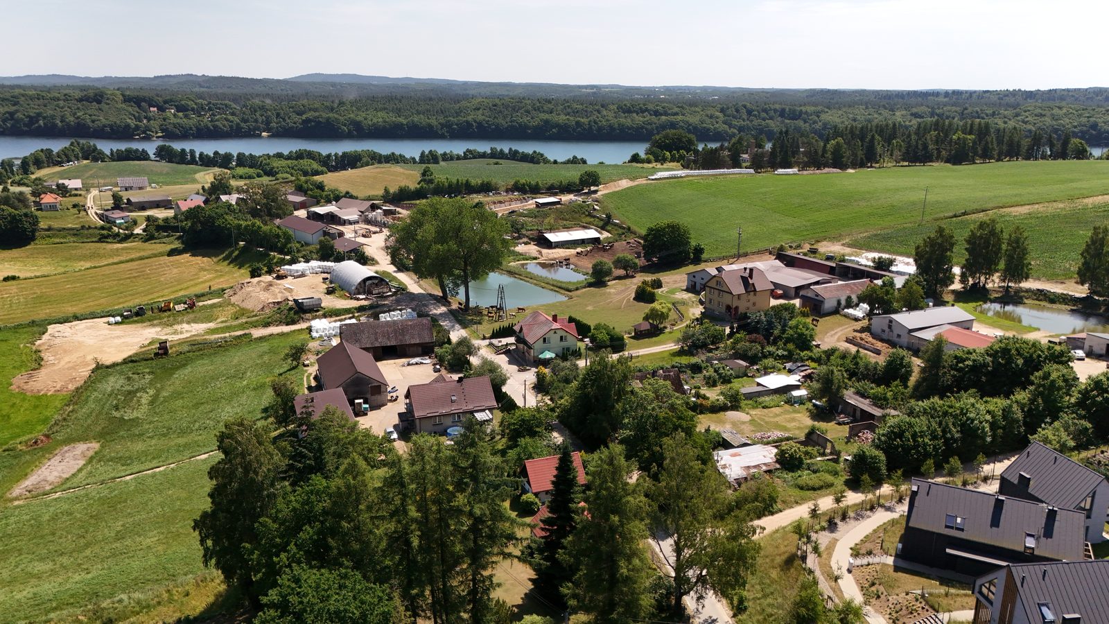 Widok na Jezioro Raduńskie z drona